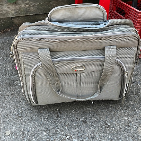 Suitcase made by Delsey - Picture 1 of 2